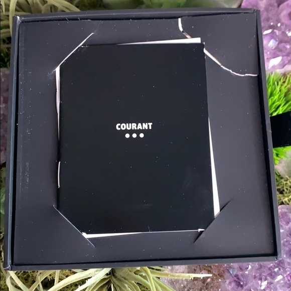 New In Box Courant Catch : 1 Wireless Charger station Snow White tech - Picture 6 of 6